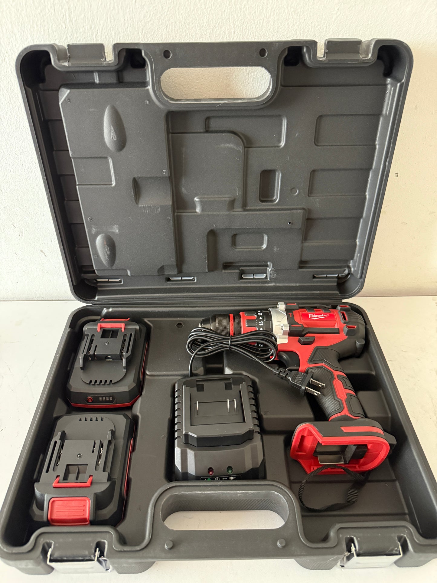 TALADRO MILWAUKEE 68V 1/2 JUEGO PUNTAS