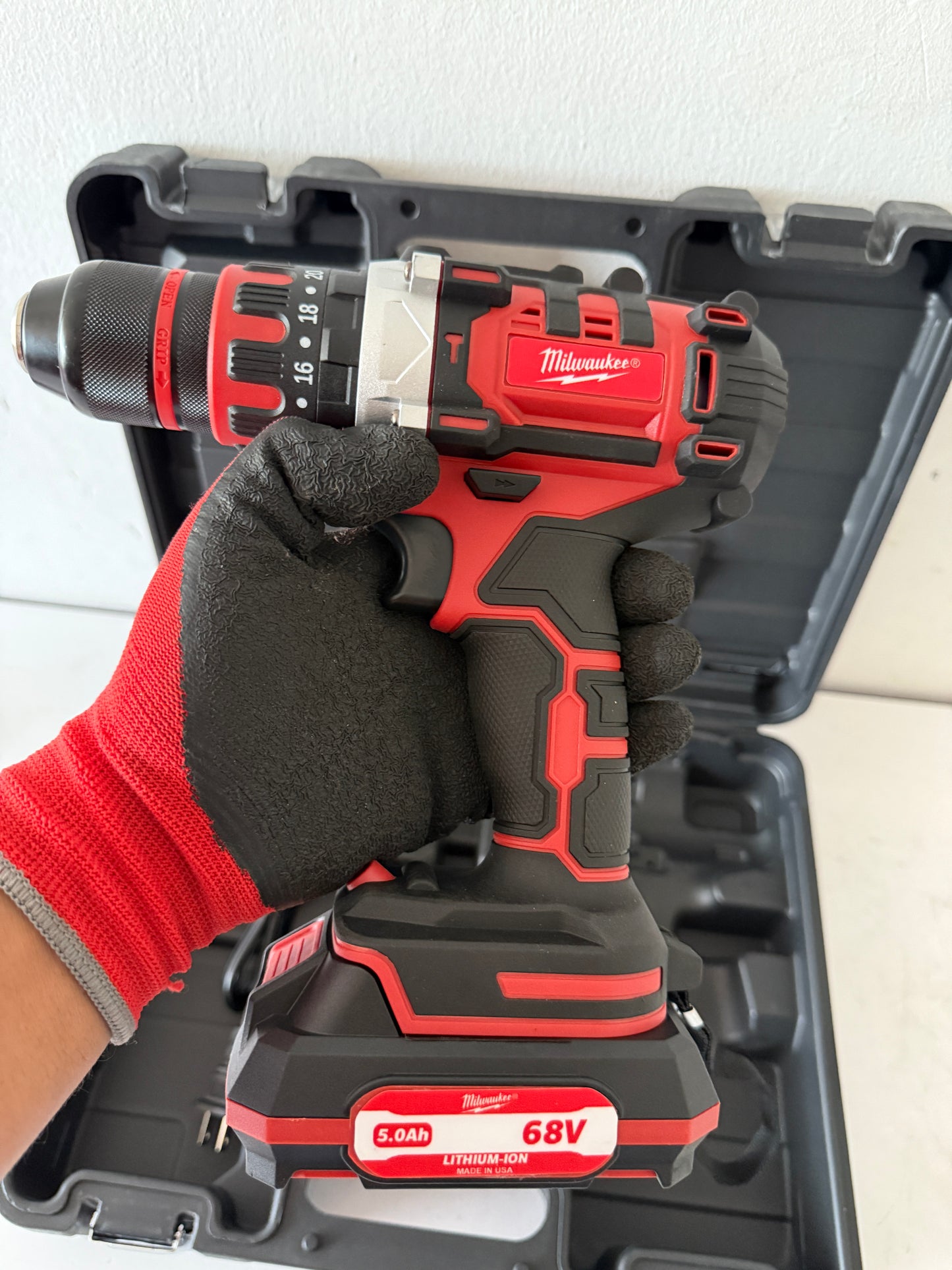 TALADRO MILWAUKEE 68V 1/2 JUEGO PUNTAS
