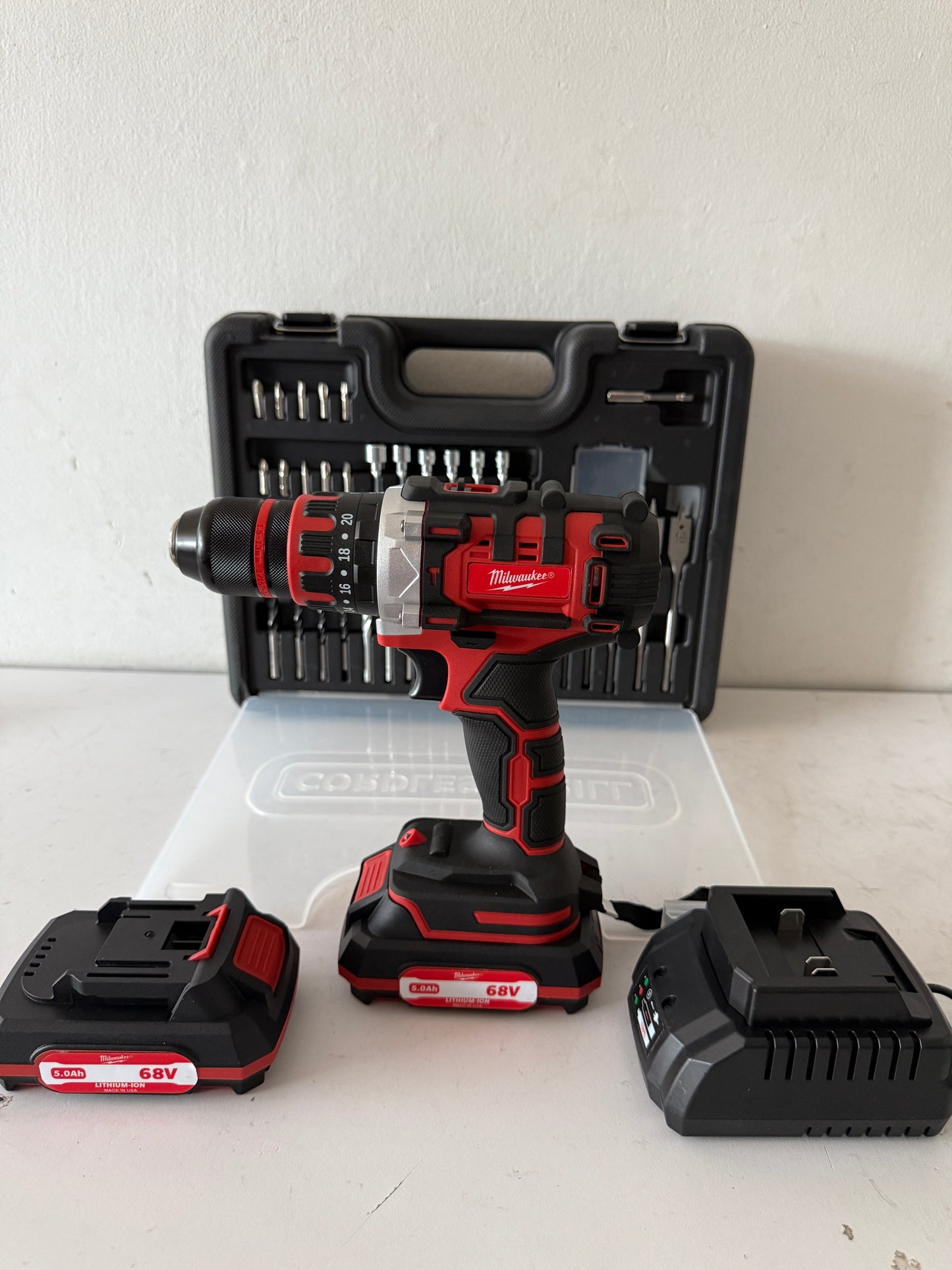TALADRO MILWAUKEE 68V 1/2 JUEGO PUNTAS